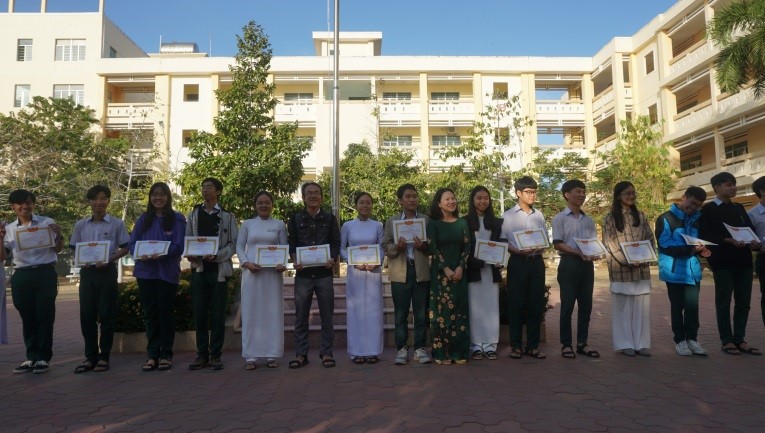 LỄ SƠ KẾT HỌC KÌ I VÀ KHEN THƯỞNG HỌC SINH GIỎI CẤP TỈNH, HỌC SINH ĐẠT GIẢI CUỘC THI KHOA HỌC  KĨ THUẬT CẤP TỈNH